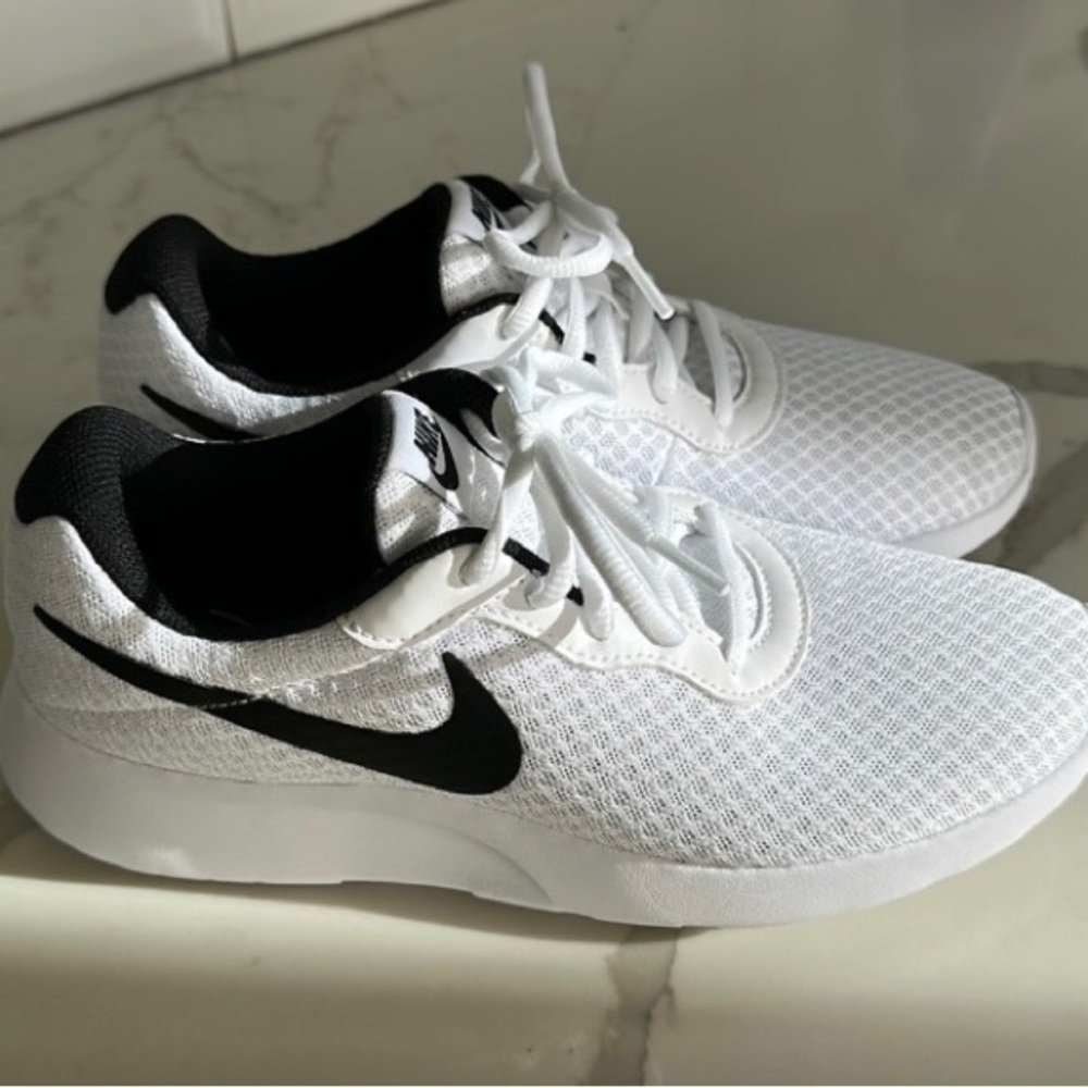 Nike Womens Tanjun Sneakers size 7